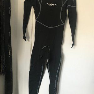 Combinaison de plongée de 1mm AKONA, (wetsuit)grandeur XS, polyester et spandex,